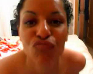 Elle est totalement perverse et absolument coquine cette maghr�bine en chaleur. Tout ce qu'elle peut faire pour attirer l'attention des hommes, c'est pas possible !!! Devant un auditoire de mecs en urgence de sexe, la belle se lance dans une performance de masturbation qui fera de l'effet sur les mateurs en mal de nana. Quand ses doigts entrent en contact avec sa chatte... Ouf !!